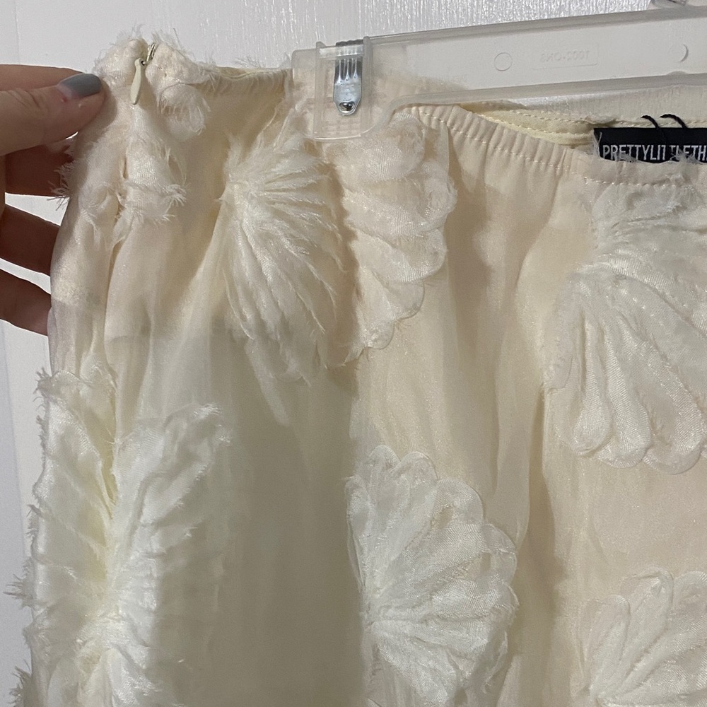 PrettyLittleThing Cream Shell Pattern Maxi Skirt … - image 3